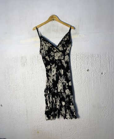 Schwarzes und weißes Blumendruck-Slipkleid