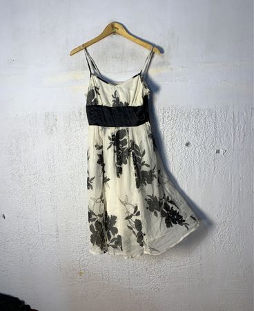 Midikleid mit floralem Druck und schwarzem Taillenbund