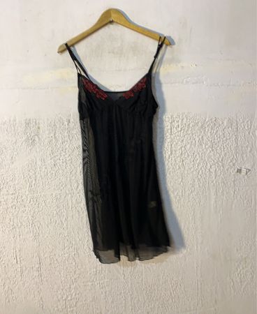Schwarzes, transparentes Babydoll mit roter Blumenstickerei