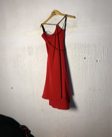 Rotes Slipkleid mit schwarzem Spitzensaum