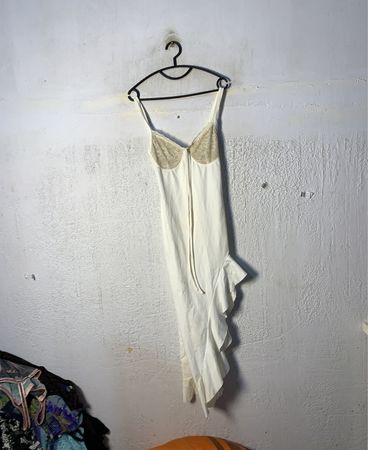 Weißes Slipkleid mit Spitzenbustier und Rüschensaum
