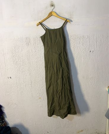 Olivegrünes Maxikleid