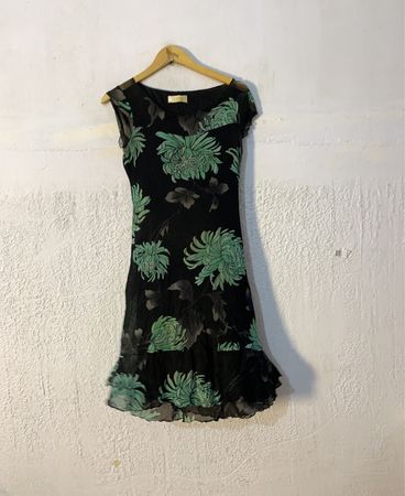 Schwarzes floral bedrucktes ärmelloses Kleid