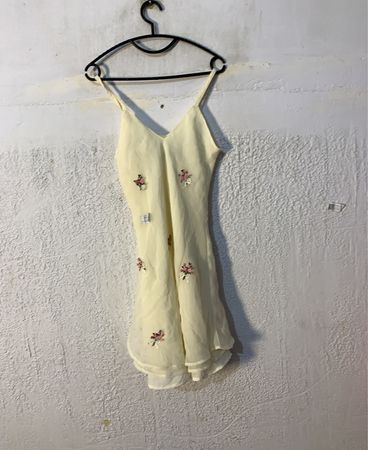 Gelbes Slipkleid mit floralem Stickerei