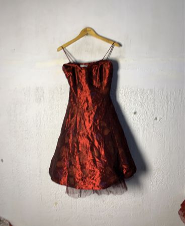 Rotes trägerloses Kleid mit Tüllrock