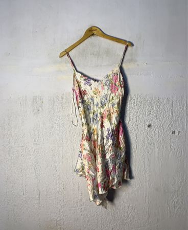 Rita Ora Blumenmuster Slipkleid