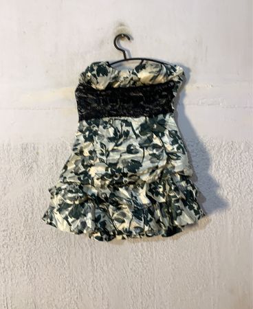Trägerloses Blumendruckkleid mit Spitzenbesatz