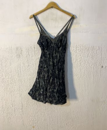 Schwarzes Blümchen-Slipkleid