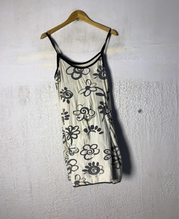 Weißes Slipkleid mit schwarzem Blumenmuster und schwarzem Saum