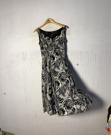 Ärmelloses Kleid mit abstraktem Druck