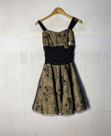 Damenkleid mit Rosenmuster