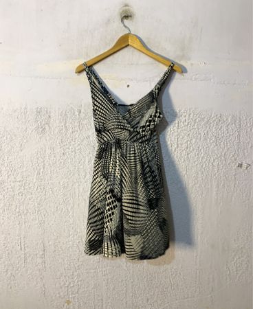 Schwarz-weißer gemusterter Kleid