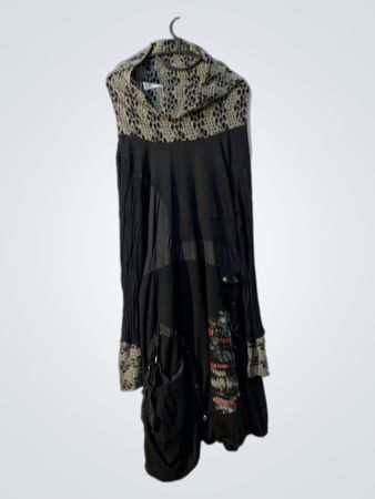 Schwarzes Kleid mit Tierdruckkragen