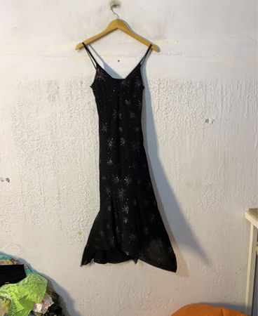 Schwarzes Slipkleid mit Sterneverzierungen