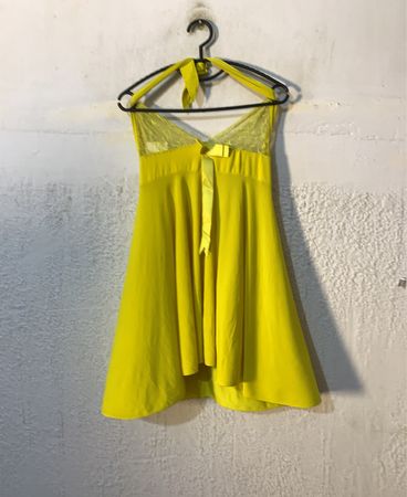 Gelbes Trägerkleid mit Spitzenbesatz