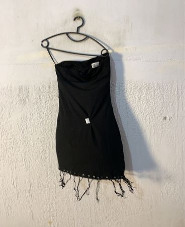 Schwarzes trägerloses Kleid mit Fransen Säume