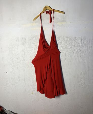 Rotes Halterneck-Rüschkleid
