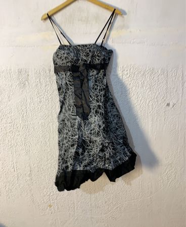 Schwarz-weiß gemustertes Spaghetti-Trägerkleid