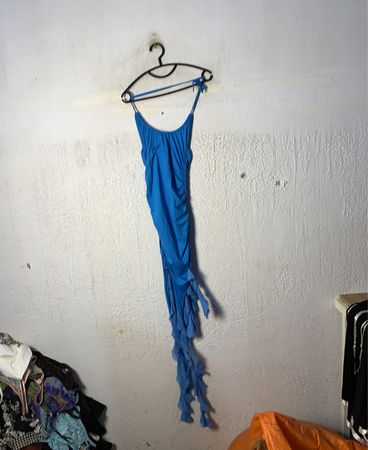 Blaues gerafftes Kleid mit fransigem Saum