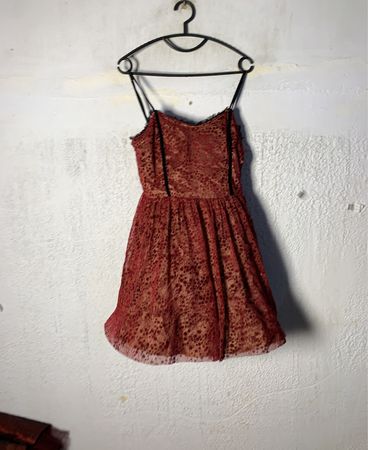 Rotes Spitzenkleid mit Spaghettiträgern