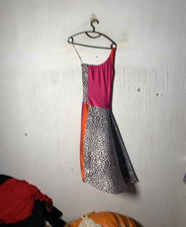 Rosa und Schwarz gemustertes Kleid