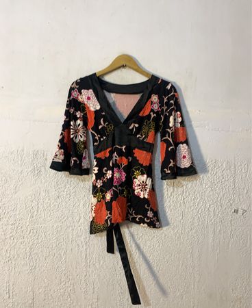 Schwarze Bluse mit floralem Druck und Bindegürtel