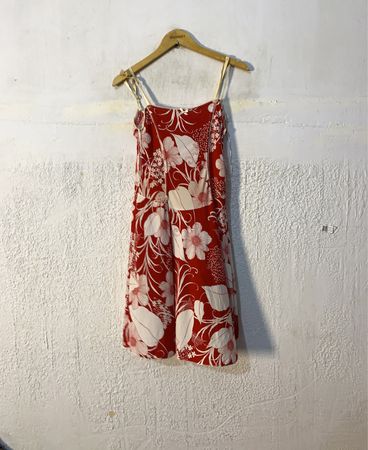 SisterS Point Rotes Blumendruck Spaghetti-Träger Kleid