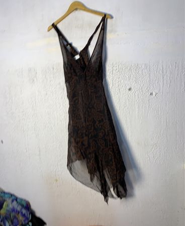 Braun und schwarz gemustertes Slipkleid
