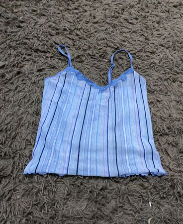 Blau gestreiftes Trägershirt mit Spitzenbesatz