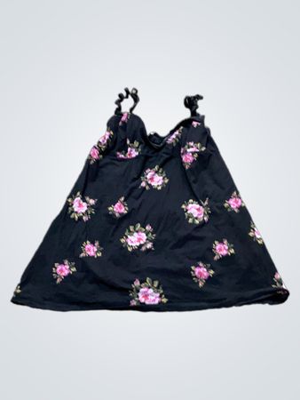 Schwarzes Top mit pinkem Blumenmuster