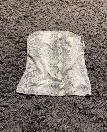 Röhrenoberteil mit weißem und grauem Schlangenprint