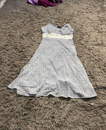 Graues gemustertes Kleid mit weißen und gelben Akzenten