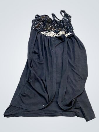 Schwarzes verziertes Kleid