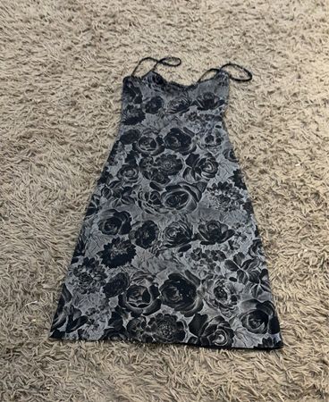 Schwarzes und graues Blumendruck-Trägerkleid