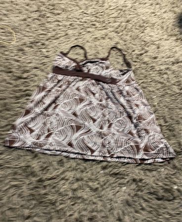 Braunes und weißes gemustertes Tanktop