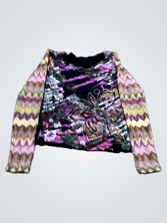 Langärmliges schwarzes Shirt mit bunt gemusterten Ärmeln