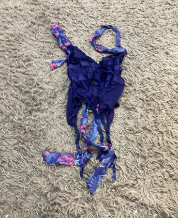 Blaues Wäsche-Set mit floral bedruckten Trägern