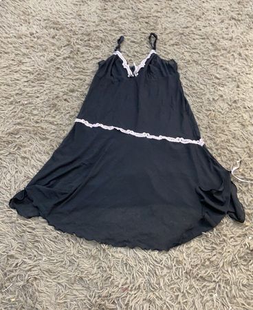 Schwarzes Nachthemd mit pinkem Saum