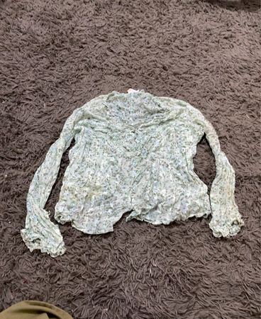 Durchscheinende Bluse mit floralem Druck und gerafften Manschetten