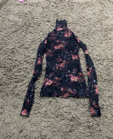 Schwarzes Turtleneck-Oberteil mit Blumenmuster