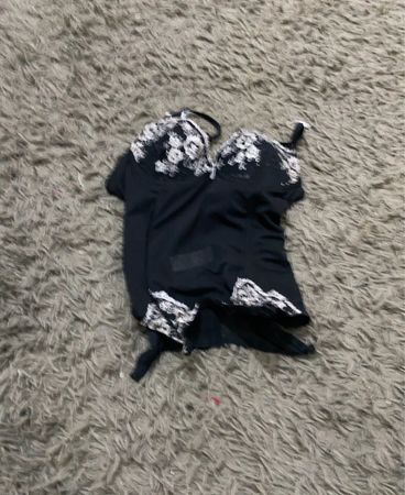 Schwarzes Korsett mit weißer Spitze