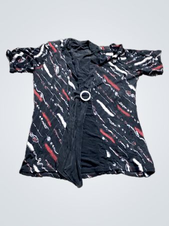 Schwarzes T-Shirt mit rotem und weißem abstraktem Druck