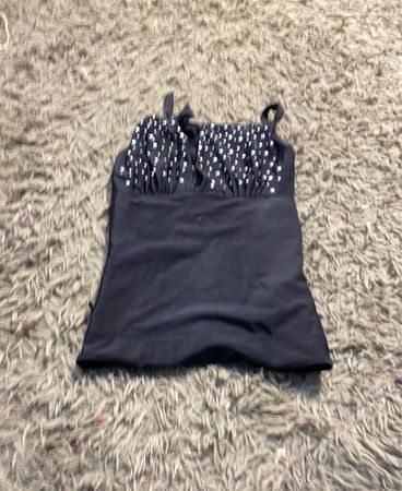 Schwarzes Tanktop mit verziertem Ausschnitt