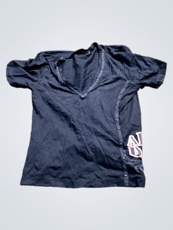 ANGIE Schwarzes V-Ausschnitt-T-Shirt mit pinkem Grafikdetail
