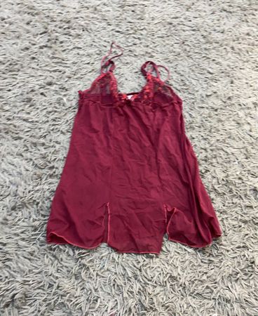 Rotes Spitzenbesatz-Nachthemd