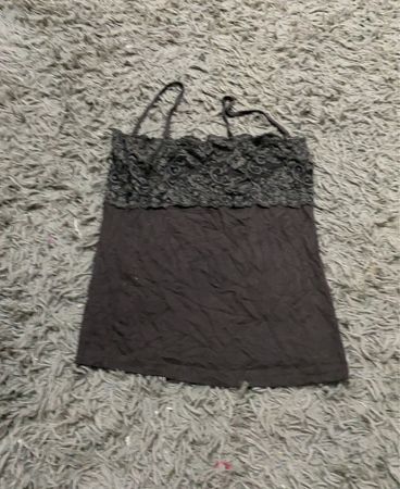 Schwarzes Top mit Spitzenbesatz