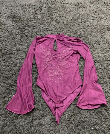 Lila Glockenärmel-Bodysuit mit Strassdetails