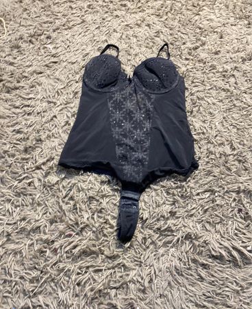 Schwarzer Bodysuit mit transparenten Einsätzen und Verzierungen