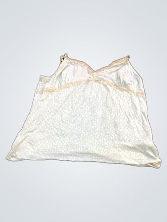  hellblaues Cami mit weißem Sprenkelmuster und Spitzenbesatz