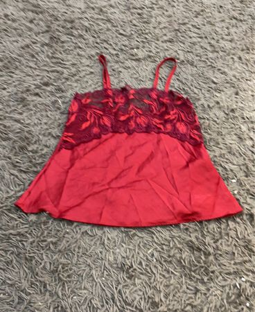 Rote Spitzen-Camisole